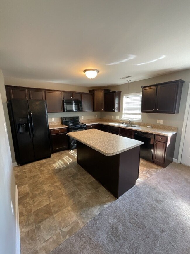 Foto del edificio - Spacious 3 Bedroom Home -162 Rosemary Ave.