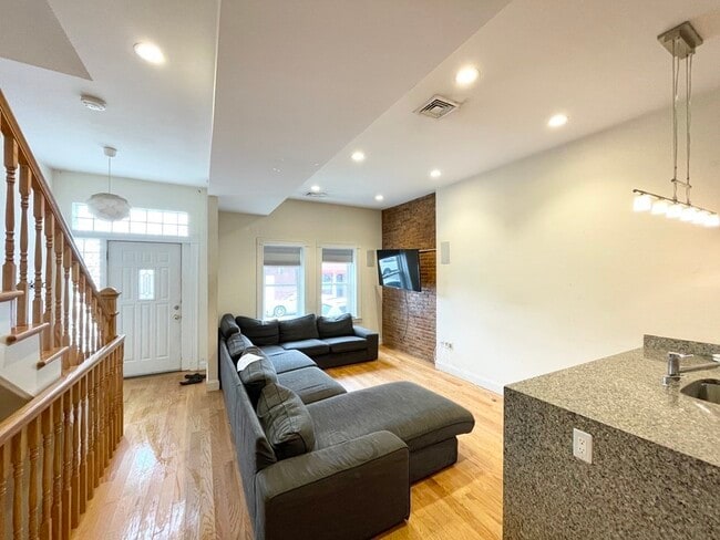 Building Photo - 98 L St