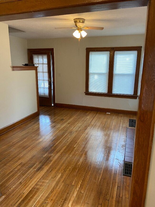 Foto del edificio - 472 E Maynard Ave