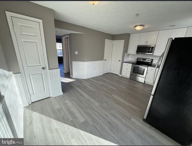 Building Photo - 30 Sycamore Dr