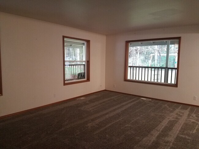 Building Photo - 4 Bedroom Poulsbo Home