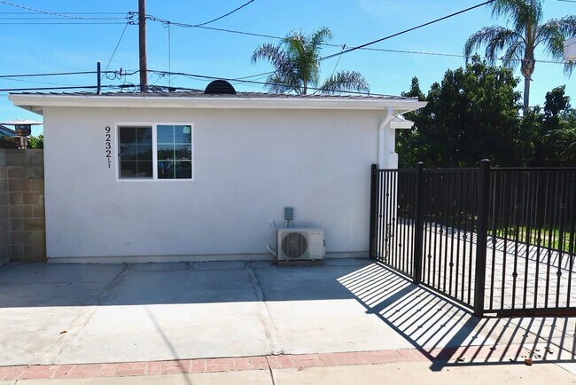 Foto del edificio - 9232 1/2 Coachman Ave