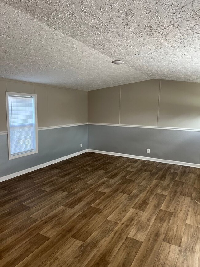 Building Photo - Fully Renovated & Pet Friendly 3 Bedroom, ...