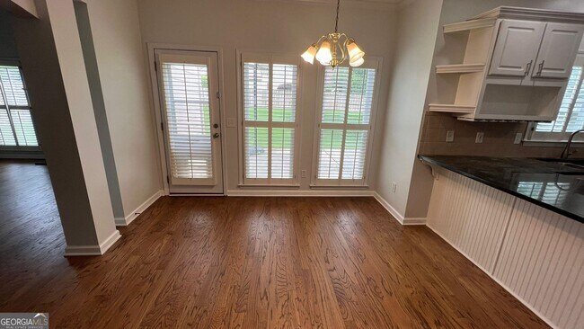 Building Photo - 301 White Oak Way