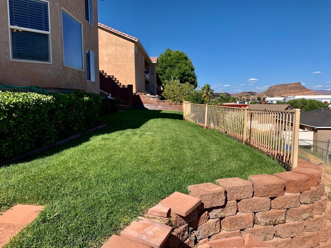 Building Photo - Furnished Two-Bedroom Basement Apartment with Back Yard - Utilities Included