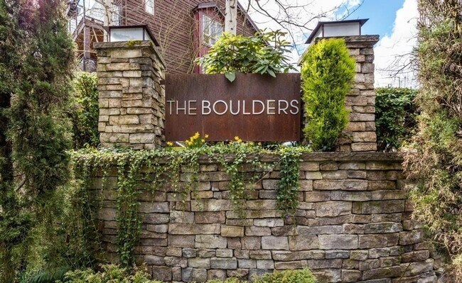 Foto del edificio - Luxurious, Bright and Meticulously Maintained 2 Bed and 2 Bath Condo