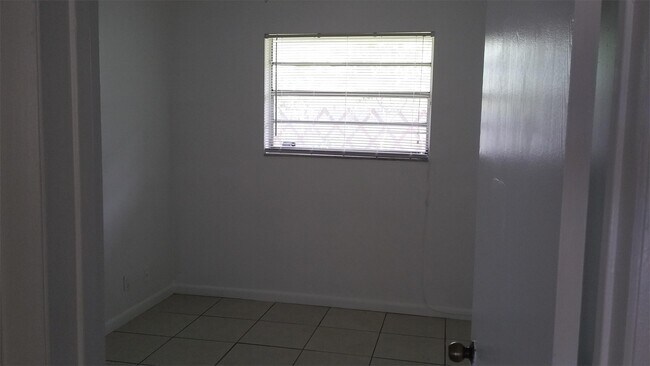 Building Photo - 1045 N Andrews Ave