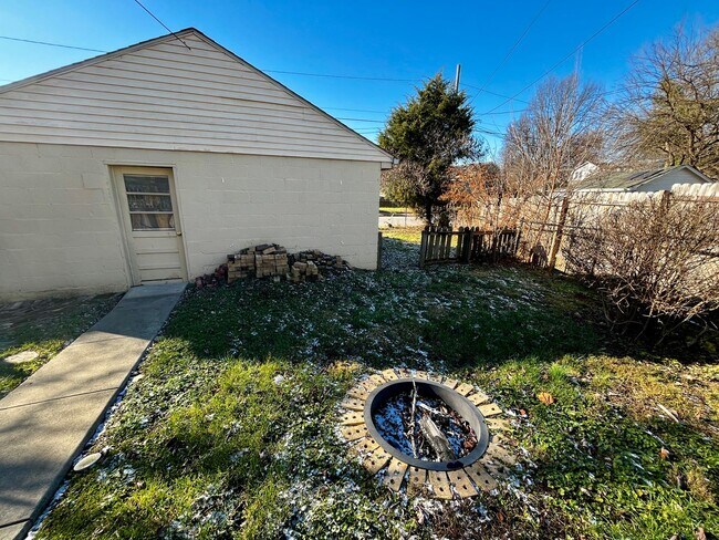 Building Photo - STUNNING BEECHMONT HOME WITH SOLAR PANELS ...