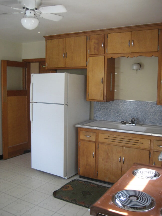 Building Photo - 6220A