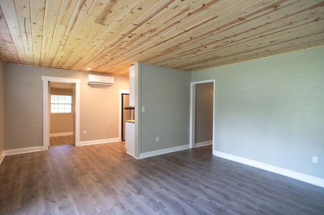 Living room - 243 Ravenswood Dr