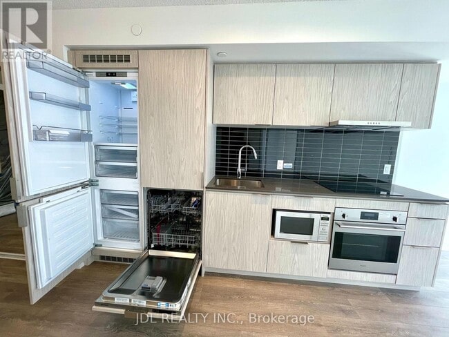 Building Photo - 60 Shuter St