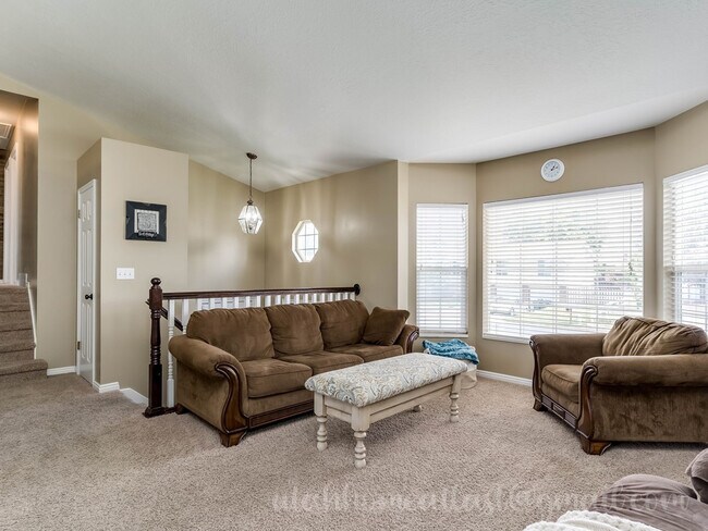 Building Photo - Beautiful, Comfortable Roy Home