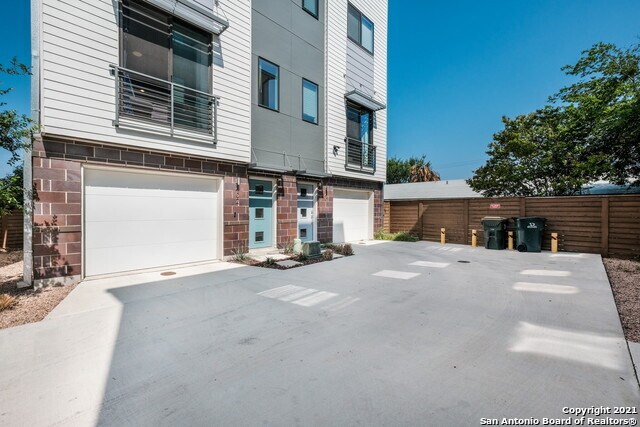Building Photo - 303 W Cypress St