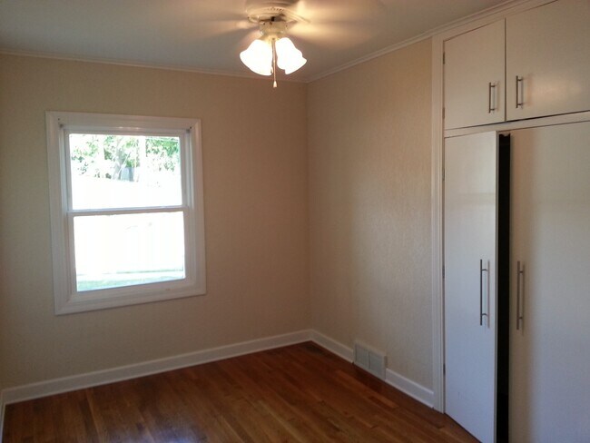 Building Photo - Incredible 4 bedroom (+Office), 2-1/2 bath...