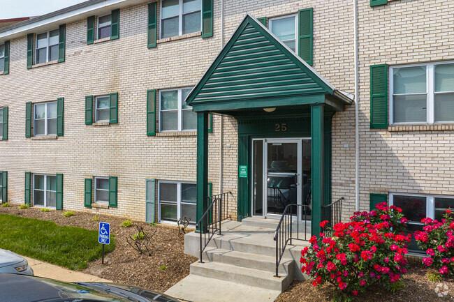 Entrance - Harbor Club Apartments