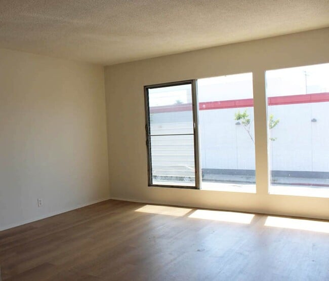 Building Photo - Available November 15th