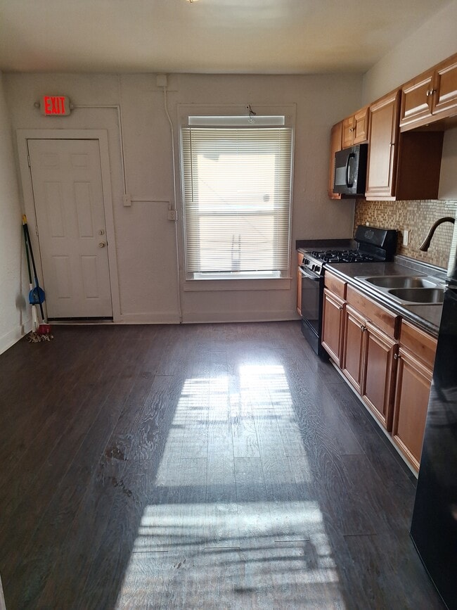 Building Photo - 125 Collins Ave