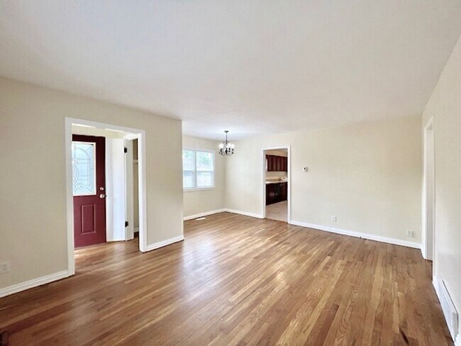 Foto del edificio - ADORABLE TWO BED IN HILLSIDE NEIGHBORHOOD!