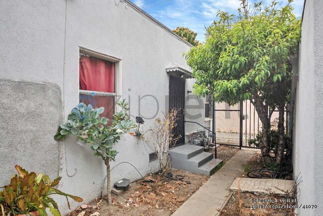 Building Photo - 3416 1/2 Bronson Ave