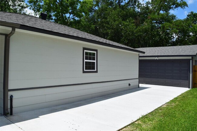 Building Photo - 2106 N Galveston Ave