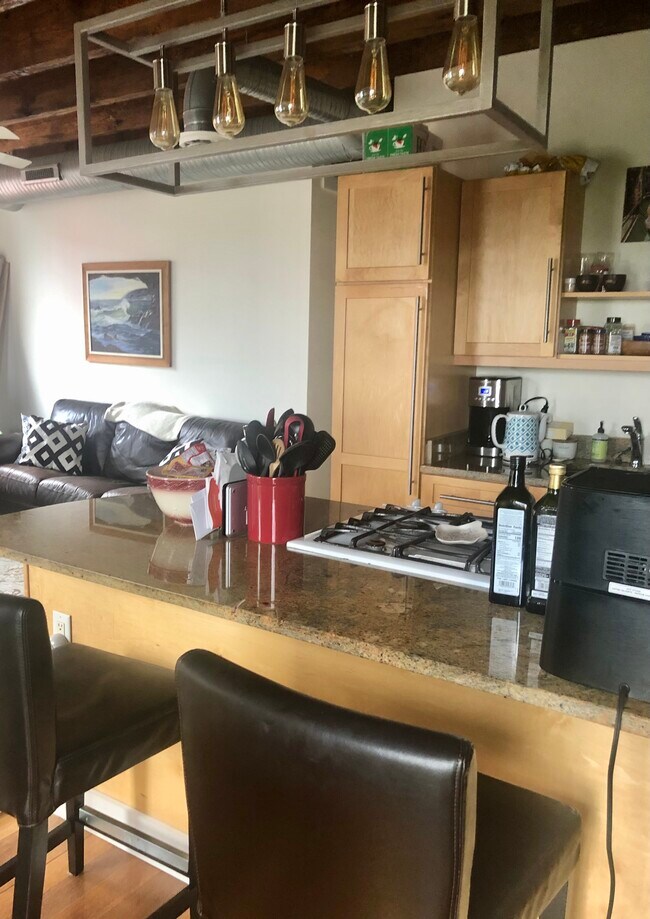 Open kitchen - 2115 E Baltimore St