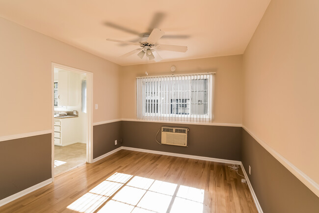 Dining room - 560 S Marengo Ave