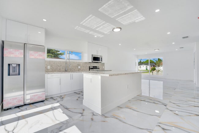 Building Photo - 16315 SW 107th Ave