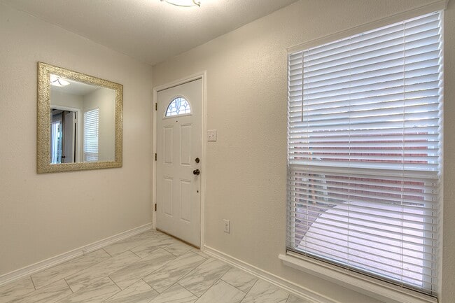 Building Photo - 93 Lakeview Village