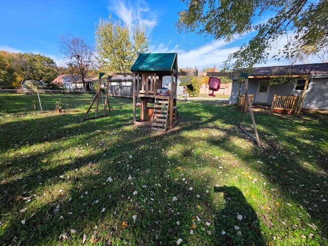 Foto del edificio - Charming 3-Bedroom Home with Spacious Back...