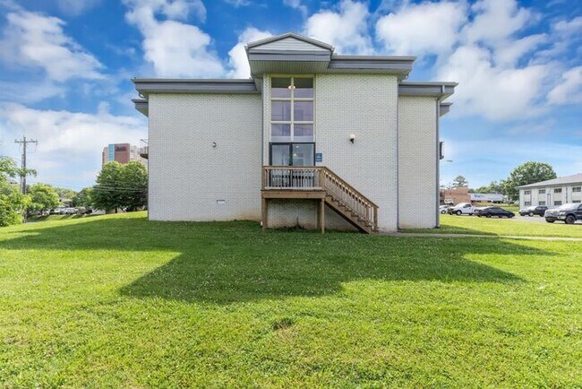 Building Photo - 2 Bedroom Unit was recently renovated.  Live walking distance from the downtown square or steps f...