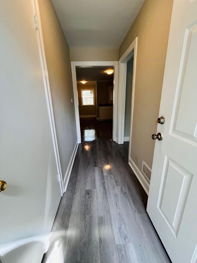 Foto del edificio - Very spacious 3 bed 1 bath Duplex