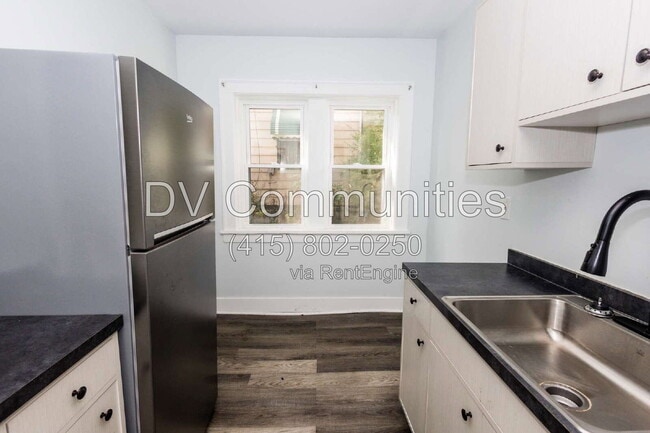 Building Photo - 3300 E 149th St