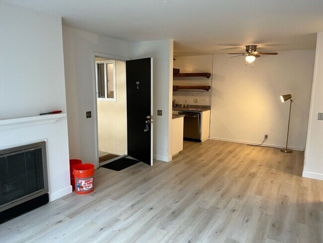 Foto del edificio - Great One Bedroom Condo Golden Oaks Monterey