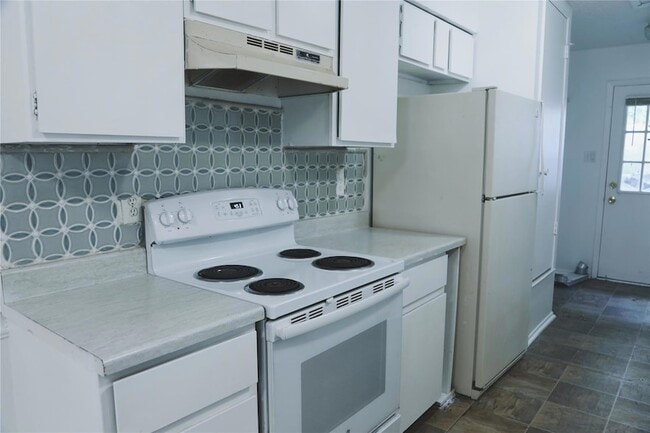 Building Photo - 9906 Hundred Oaks Cir
