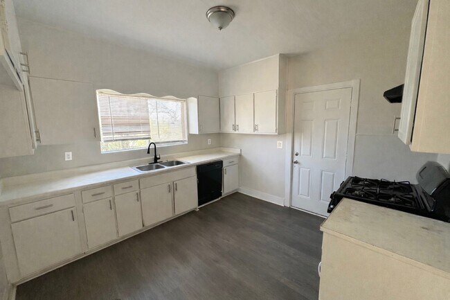 Building Photo - 226 3rd Ave