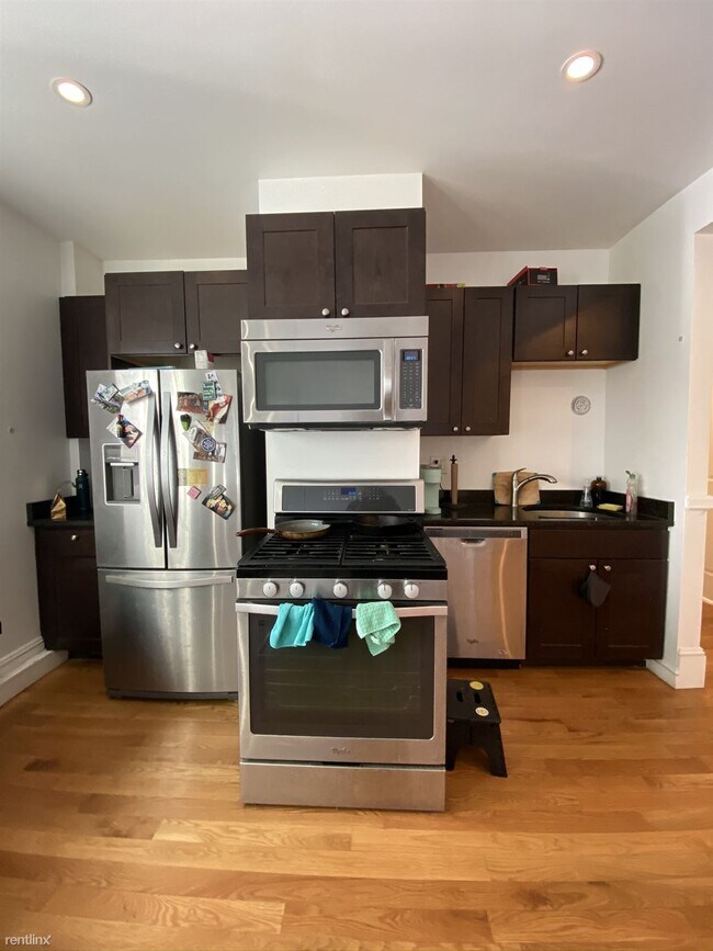 Building Photo - 3 br, 1.5 bath  - 322 Western Ave # U2