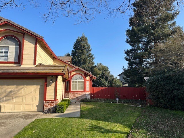 Foto del edificio - Modesto 5 Bedroom 3 Bathroom with a Pool