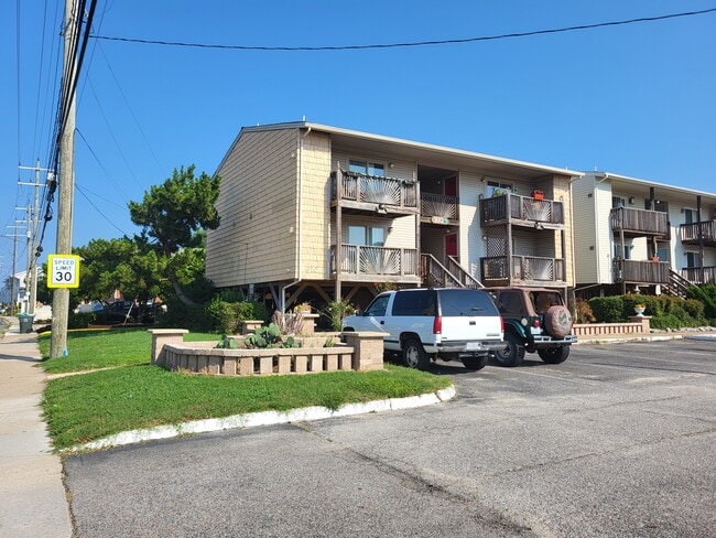 Building Photo - 910 W Ocean View Ave