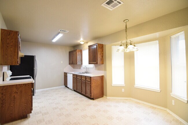 Building Photo - 2700 Maria Dr