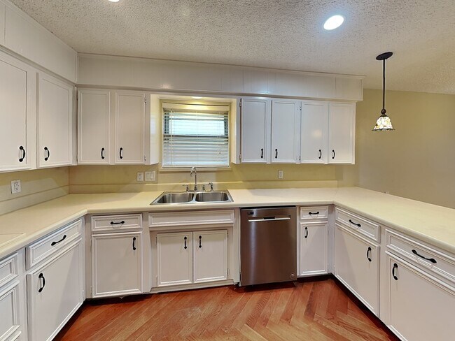 Building Photo - 7709 Silveridge Dr