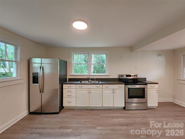 Foto del edificio - 650 Harris St NW