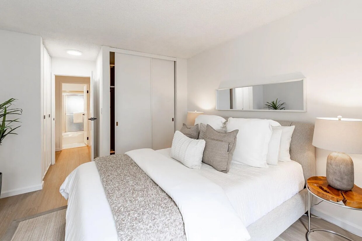 Foto principal - Convenient location to I-280/101 for a qui...