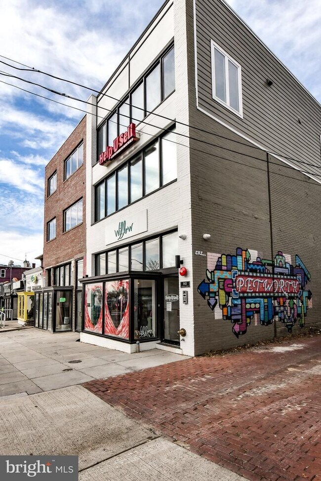 Foto del edificio - 845 Upshur St NW