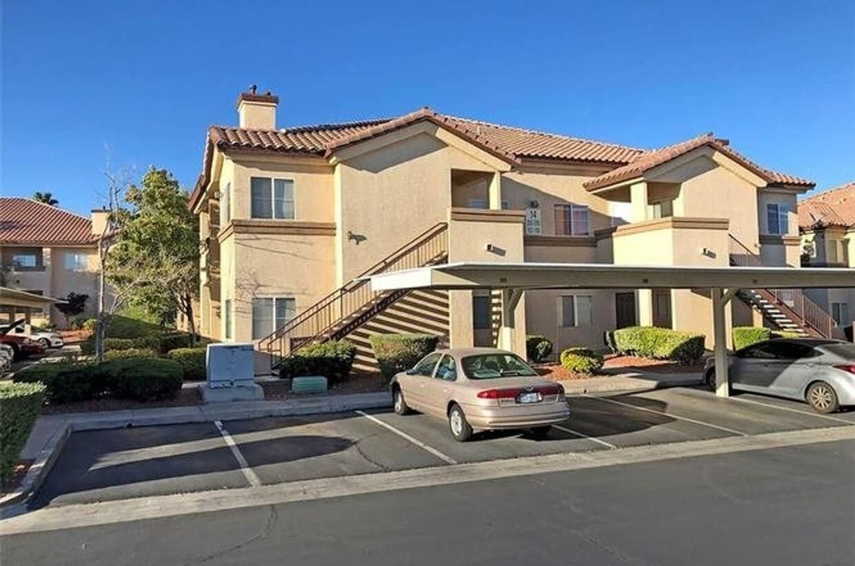 Foto principal - 3 bedroom/ 2 bath condo A Must See