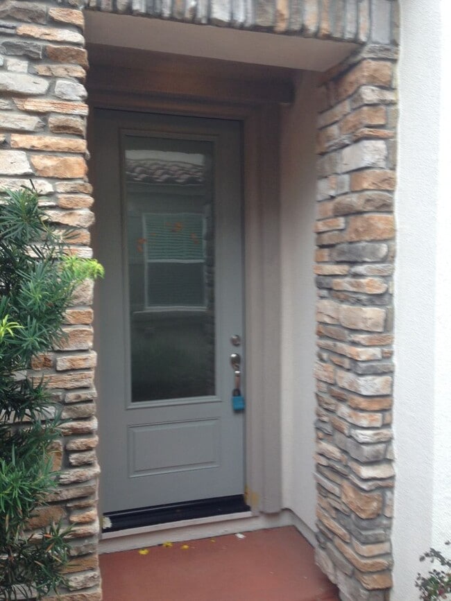 Building Photo - Gorgeous Model Spacious Folsom Unit!