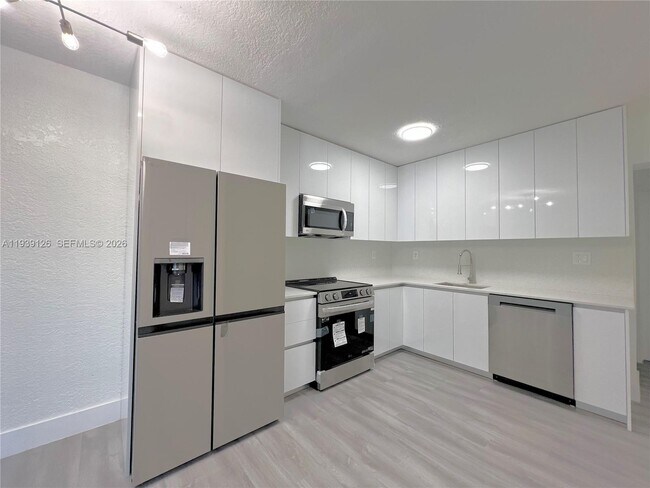 Foto del edificio - 19122 NW 36th Ave