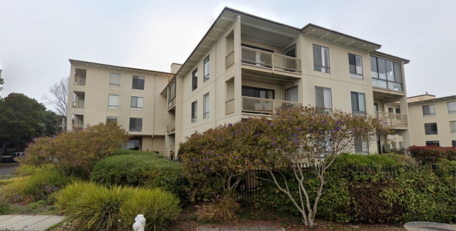 Building Photo - 4 Admiral Dr