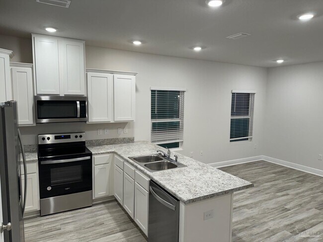 Foto del edificio - 6332 Grove Park Dr