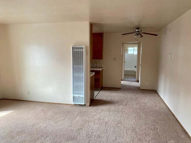 Kitchen table area - 1870 Valota Rd