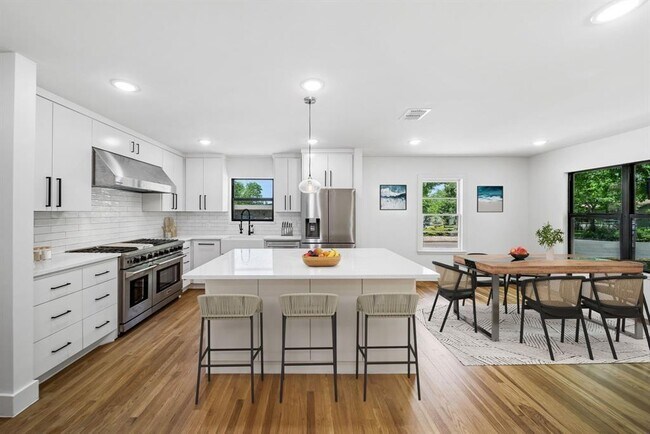 Foto del edificio - 1719 Aggie Ln